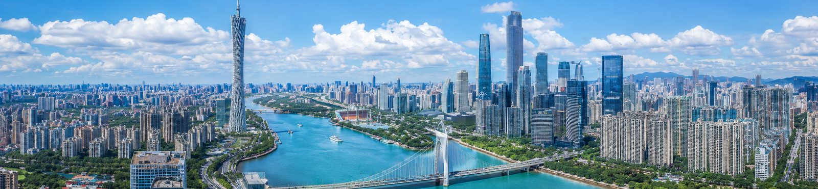 Skyline von Guangzhou bei Tag mit Canton Tower und Liede-Brücke über den Perlfluss